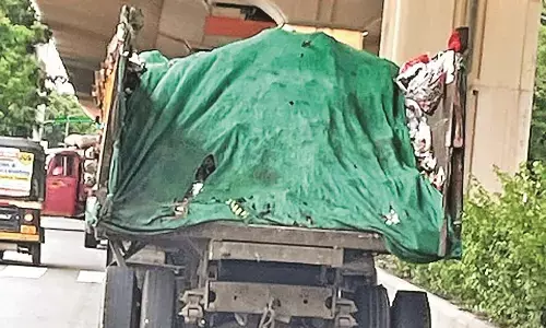 सड़क पर बे-खौफ दौड़ रही मौत, बगैर नंबर प्लेट के कचरा वाहन से नागरिकों को खतरा सड़क पर बे-खौफ दौड़ रही मौत, बगैर नंबर प्लेट के कचरा वाहन से नागरिकों को खतरा