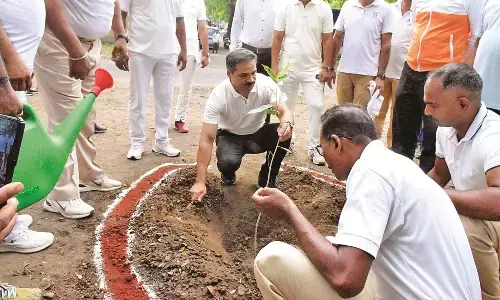 ब्रिटिशकालीन कुएं की सफाई कर किया जाएगा पुनर्भरण, आयुक्त ने किया श्रमदान ब्रिटिशकालीन कुएं की सफाई कर किया जाएगा पुनर्भरण, आयुक्त ने किया श्रमदान