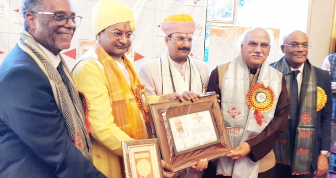 फ्रांस में भारत गौरव सम्मान से सम्मानित हुए संतोष चौबे