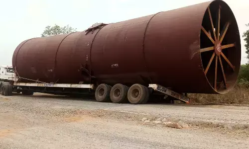 गड़चिरोली के पास राष्ट्रीय महामार्ग पर फंसा है बड़ा ट्रेलर, यातायात व्यवस्था चरमरायी गड़चिरोली के पास राष्ट्रीय महामार्ग पर फंसा है बड़ा ट्रेलर, यातायात व्यवस्था चरमरायी