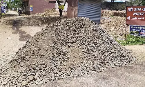 एक जगह ही समतल कर भूले जिम्मेदार, बाकी एप्रोच रोड में गिट्टी के ढेर से परेशानी