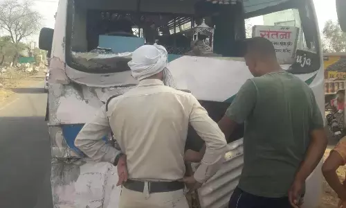 दो यात्री बसें आपस में टकराईं कोई भी हतात नहीं, बेली गांव के पहले अंधे मोड़ में घटित हुई घटना