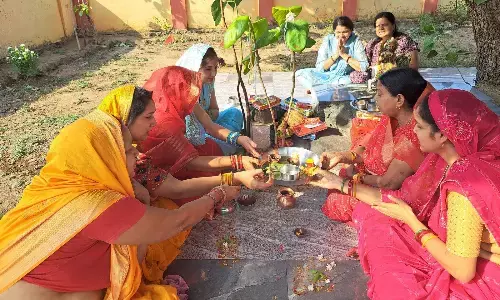 परिवार की समृद्धि और पति की लंबी आयु के लिए महिलाओं ने उपवास रखकर की वट सावित्री की पूजा परिवार की समृद्धि और पति की लंबी आयु के लिए महिलाओं ने उपवास रखकर की वट सावित्री की पूजा