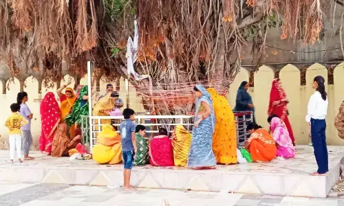 वट सावित्री व्रत पर महिलाओं ने की बरगद के वृक्ष की पूजा-अर्चना वट सावित्री व्रत पर महिलाओं ने की बरगद के वृक्ष की पूजा-अर्चना