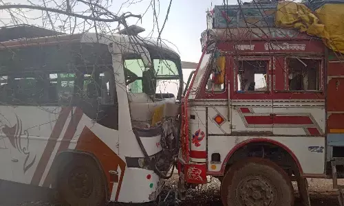 खडे़ ट्रक से टकराई यात्री बस दो दर्जन से अधिक यात्री घायल, एम्बूलेंस से पहुंचाया गया घायलों को अस्पताल