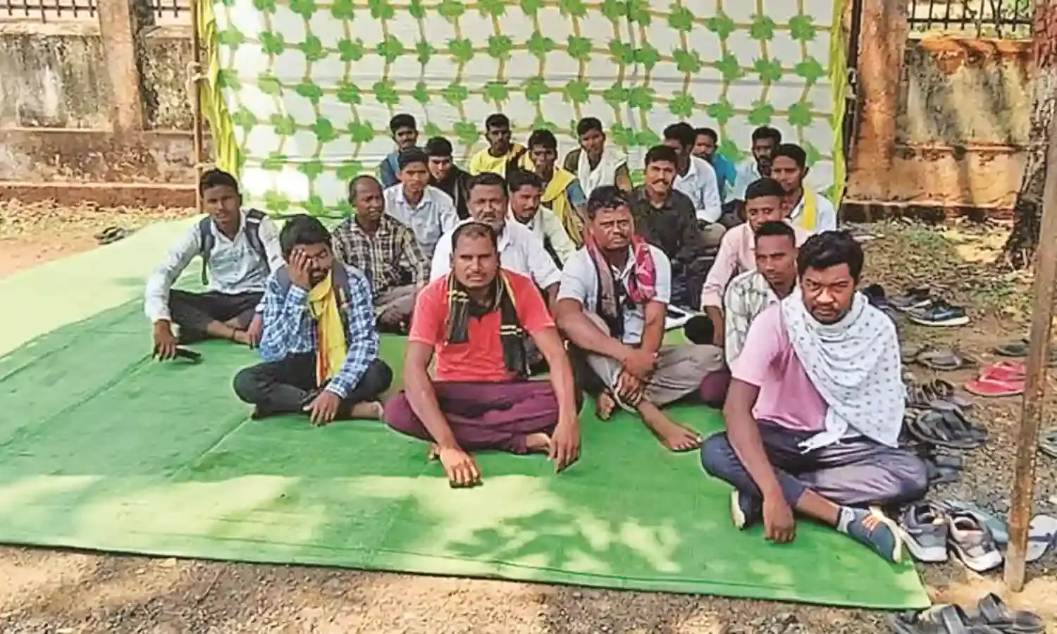 गोंड गोवारी समाजबंधुओं ने एसडीएम कार्यालय के समक्ष शुरू किया बेमियादी अनशन