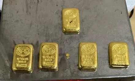 मुंबई एयरपोर्ट पर 5.54 करोड़ रुपए का सोना, आईफोन और डॉलर जब्त