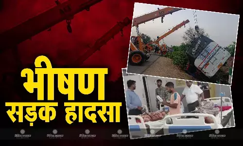 आगरा-लखनऊ एक्सप्रेस वे पर हुआ बड़ा हादसा, श्रद्धालुओं से भरी बस पलटी, 2 की मौत और 30 से अधिक लोग घायल