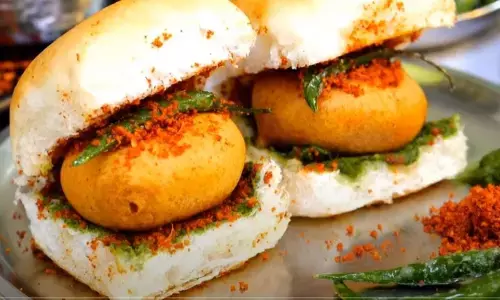 घर पर बनाइए मुंबई का फेमस वड़ा पाव, यहां जानिए आसान रेसिपी