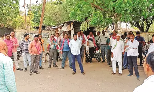 चंद्रपुर के सास्ती खदान प्रबंधन के खिलाफ कामगारों ने शुरू किया आंदोलन चंद्रपुर के सास्ती खदान प्रबंधन के खिलाफ कामगारों ने शुरू किया आंदोलन
