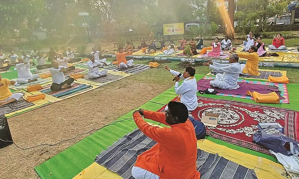 योग भास्कर शिविर में सिखाई एकाग्रता, योग प्रशिक्षक हंसराज ने किया मार्गदर्शन योग भास्कर शिविर में सिखाई एकाग्रता, योग प्रशिक्षक हंसराज ने किया मार्गदर्शन