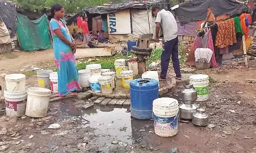 बूंद-बूंद पानी के लिए तरस रहे सिद्धेश्वरीवासी, एक ही बोरवेल पर निर्भर हैं लोग