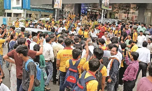 फिट्जी ट्यूशन क्लास के खिलाफ सड़क पर उतरे बच्चे और अभिभावक, नियमित पढ़ाई नहीं फिट्जी ट्यूशन क्लास के खिलाफ सड़क पर उतरे बच्चे और अभिभावक, नियमित पढ़ाई नहीं