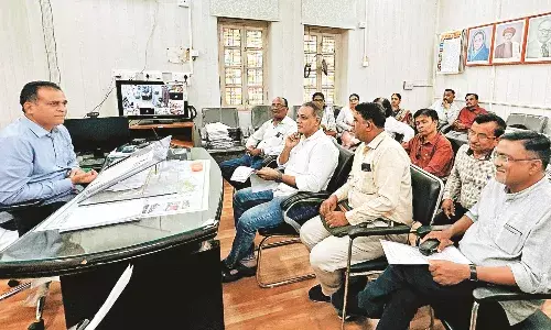 शिक्षकों की समस्याओं के समाधान की मांग, शिक्षक महासंघ ने अधिकारी को सौंपा ज्ञापन