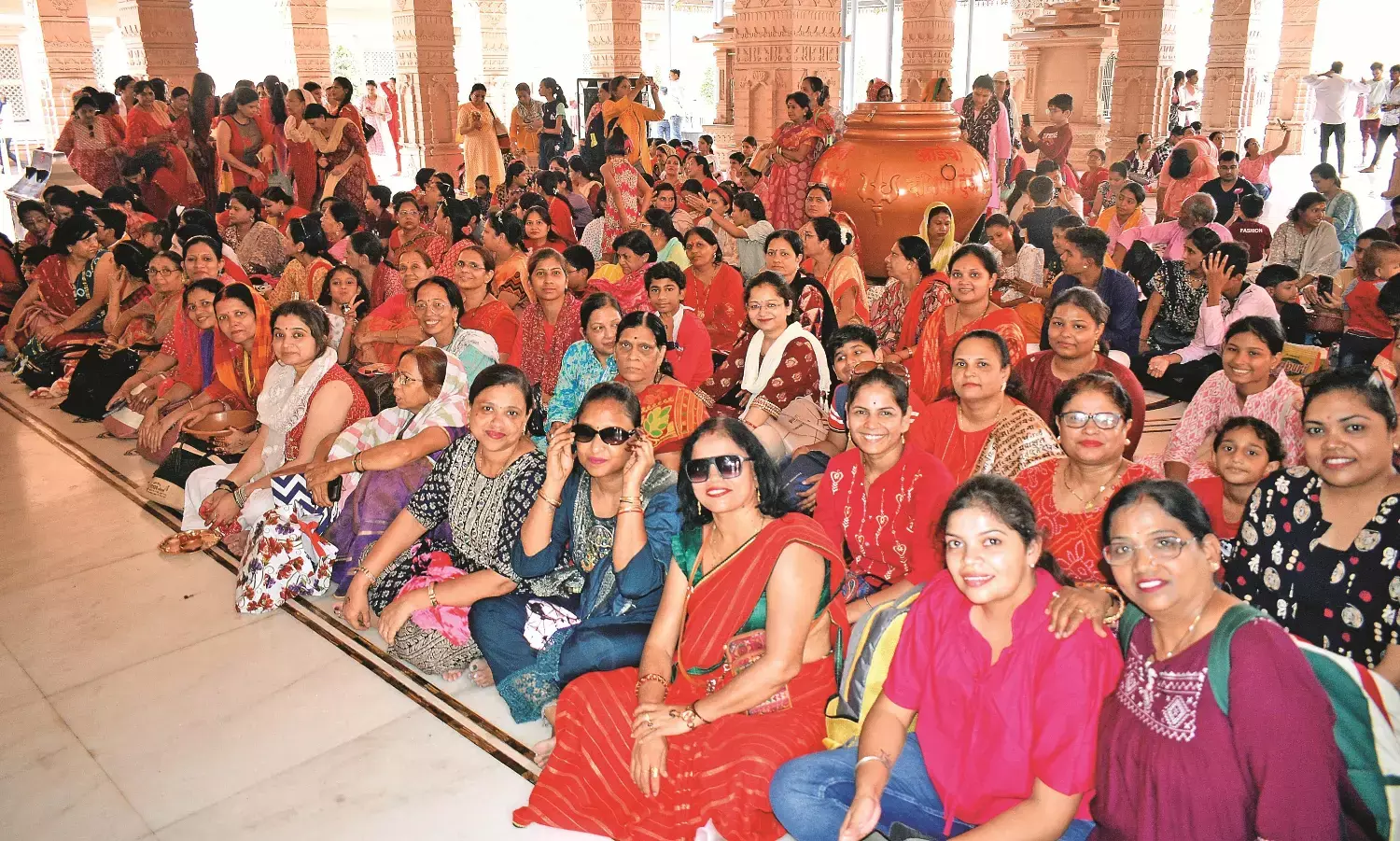 सुंदर बिस्कुट फैक्टरी में विजिट कर महिलाओं ने उठाया आनंद, वन-डे आउटिंग