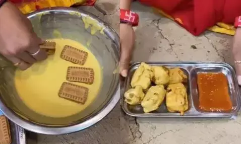 महिला ने बिस्किट के पकौड़े बनाकर लोगों के उड़ाए होश, सोशल मीडिया पर वीडियो देख यूजर्स का घूम रहा दिमाग