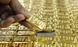 सोने के बिस्कुट-आई फोन-लैपटॉप समेत 37.81 लाख का माल जब्त, दो गोल्ड स्मगलर धराए