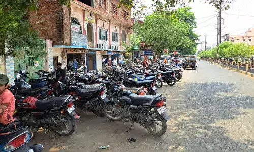 तपती धूप में वाहन निकलने का करना पड़ता है इंतजार, दोपहिया वाहन चालक सबसे ज्यादा परेशान तपती धूप में वाहन निकलने का करना पड़ता है इंतजार, दोपहिया वाहन चालक सबसे ज्यादा परेशान