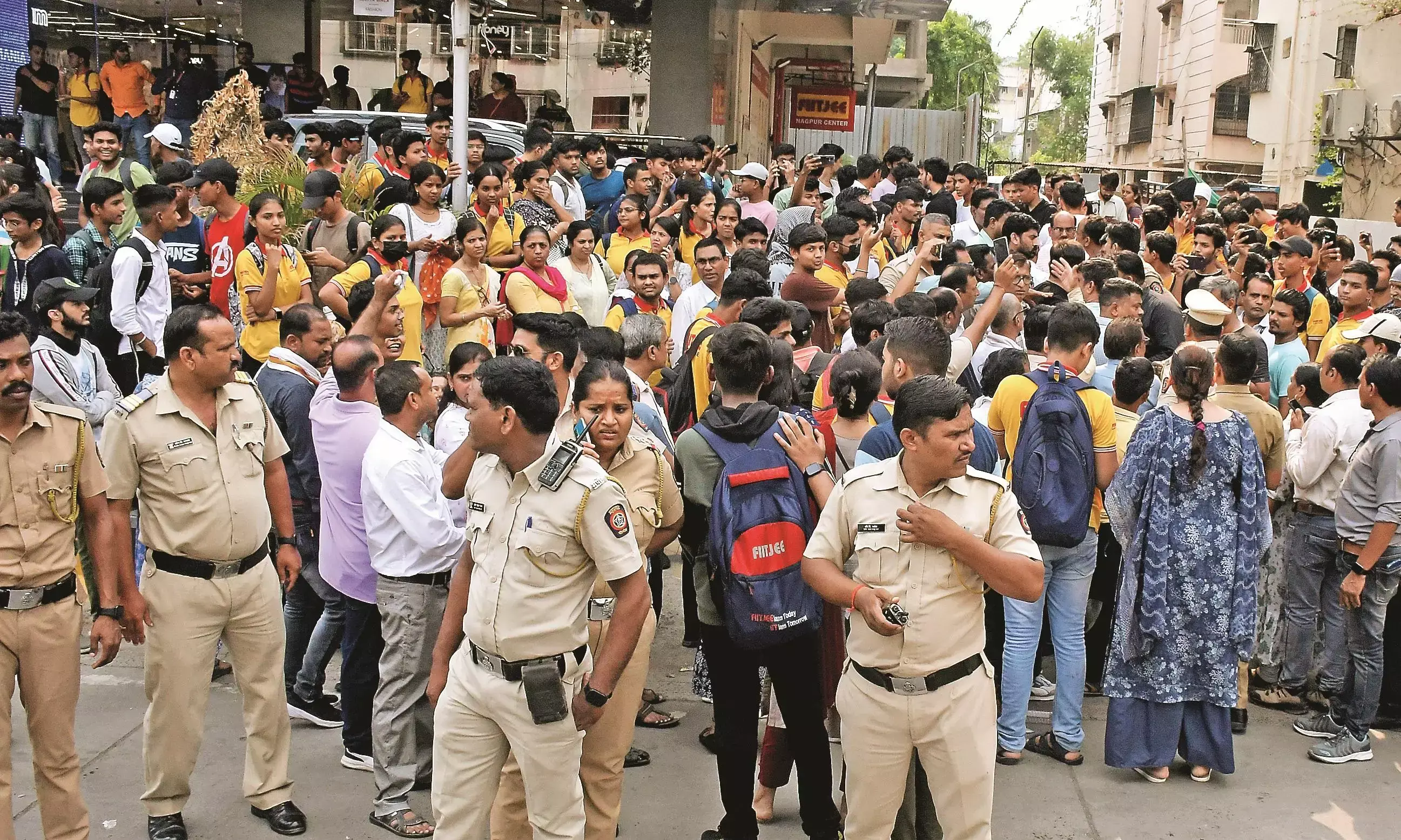 फिट्जी में लाखों फीस भरने के बाद भी पढ़ाई में नुकसान क्यों, अभिभावकों का आरोप