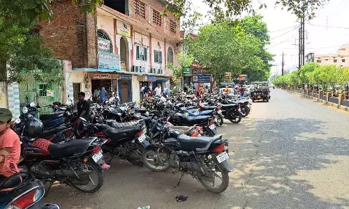 तपती धूप में वाहन निकलने का करना पड़ता है इंतजार