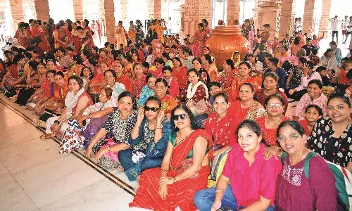 सुंदर बिस्कुट फैक्टरी में विजिट कर महिलाओं ने उठाया आनंद, वन-डे आउटिंग