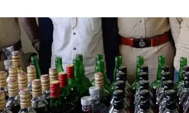 अमानंगज पुलिस ने दो स्थानों पर पकड़ी अवैध शराब, 5ंं लीटर कच्ची शराब को किया जप्त