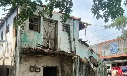 मनपा एक्शन मोड पर : शहर की चार जर्जर इमारतों पर चला मनपा का हथौड़ा