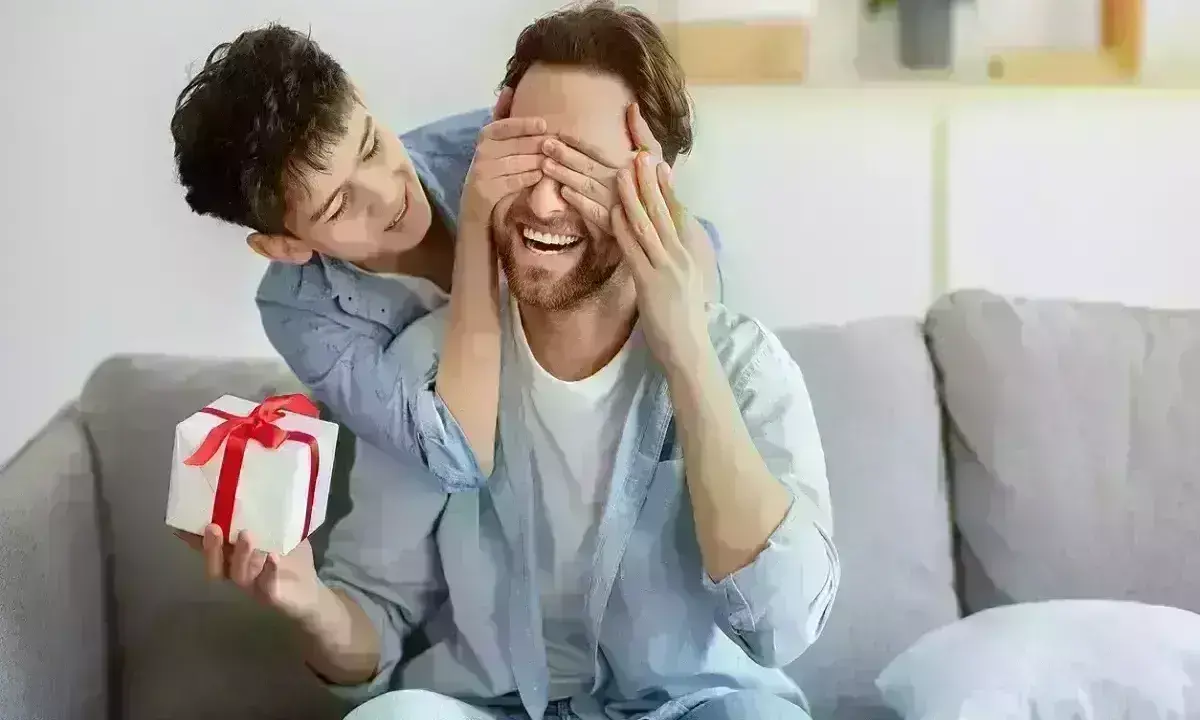 फादर्स डे पर अपने पिता को कराना चाहते हैं स्पेशल फील,तो यहां रहें बेहतरीन गिफ्ट आईडियाज