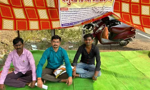 रेत, मुरूम और मिट्टी के अवैध उत्खनन के खिलाफ बेमियादी ठिया आंदोलन