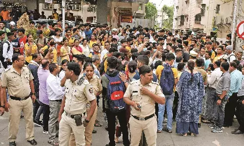 छात्रों की समस्या हल करने दी 72 घंटे की मोहलत, अभिभावक-छात्रों में असमंजस की स्थिति