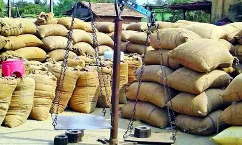 गोंदिया के किसानों के लिए शासकीय धान खरीदी लगने लगा सिरदर्द गोंदिया के किसानों के लिए शासकीय धान खरीदी लगने लगा सिरदर्द