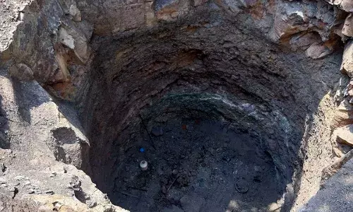 कुआं खुदाई कर रहे मजदूर पर जा गिरा पत्थर, मौके पर ही दर्दनाक मौत