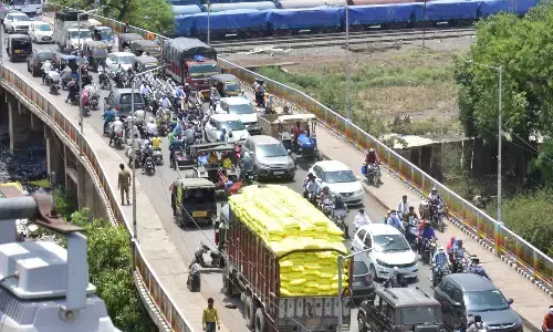 ओवर ब्रिज पर बिगड़ा ट्रक, चिलचिलाती धूप में 40 मिनट तक ठप रहा ट्रैफिक