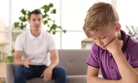 स्कूल में बच्चे को शरारत करना पड़ा भारी! दीवार गंदी करने पर पिता ने दी ऐसी पनिशमेंट, लोग देने लगे मिसाल