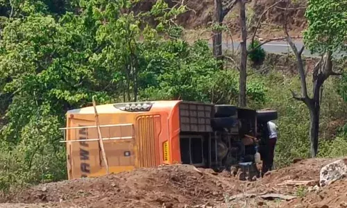 बाइक भिड़ंत में तीन लोगों की मौत दो घायल, तेज रफ्तार बस पलटी 36 यात्री घायल