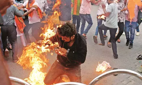 जम्मू कश्मीर में हमले की घटना का विरोध प्रदर्शन, कार्यकर्ता झुलसे जम्मू कश्मीर में हमले की घटना का विरोध प्रदर्शन, कार्यकर्ता झुलसे