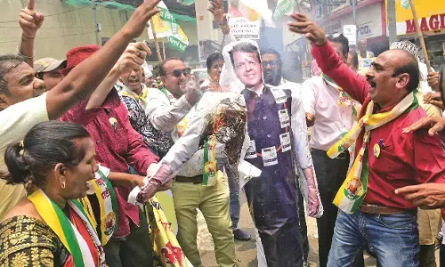 प्रीपेड स्मार्ट बिजली मीटर का विरोध, ऊर्जा मंत्री फडणवीस का पुतला दहन कर प्रदर्शन