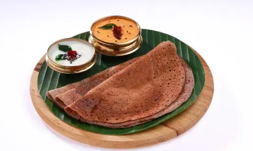 हेल्दी ब्रेकफास्ट ऑप्शन की तलाश में हैं तो ट्राई करें रागी डोसा, साथ में बनाए मूंगफली की चटनी, जानिए पूरी विधि