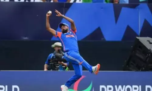 यूएसए और भारत के बीच हुए मैच में सिराज बने बेस्ट फील्डर, युवराज ने दिया मेडल