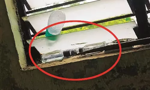 जिला परिषद कार्यालय में गटकी जा रही शराब, खाली बोतलें वहीं छोड़ रहे लोग