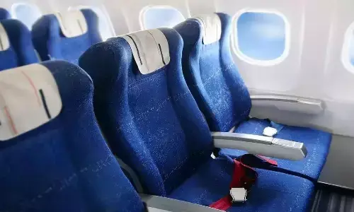 ज्यादा पैसे देकर फ्लाइट में ली है मनचाही सीट, जानिए सीट बदलने के दबाव से कैसे बचें, क्या कहते हैं नियम?