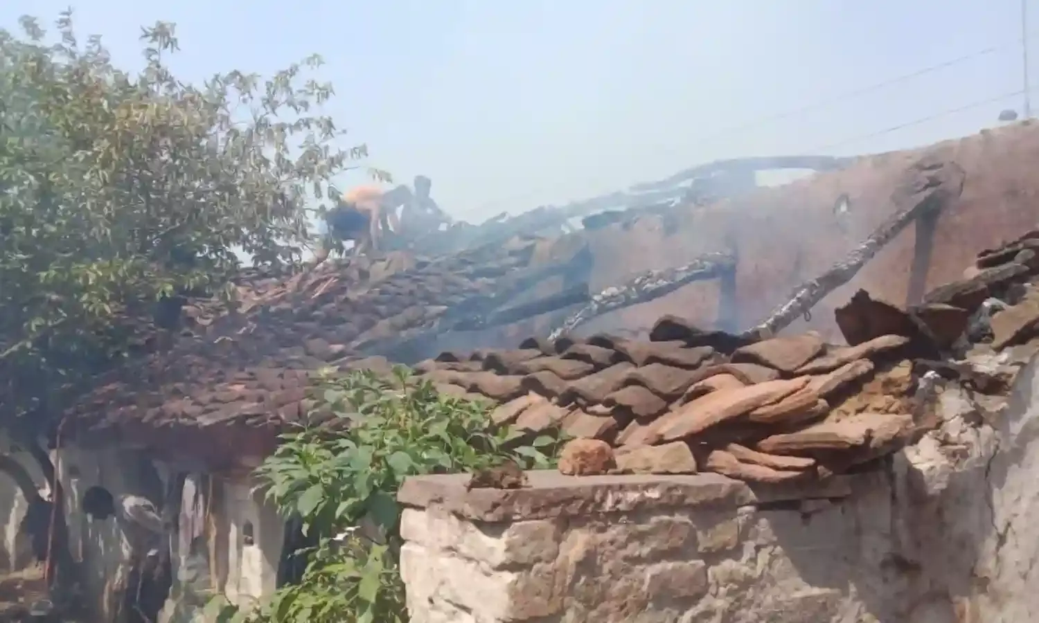 रिपोर्ट करने पिता थाने जा रहा था तो पुत्र ने घर में लगाई आग, सामान जलने से दस लाख रूपए से अधिक का नुकसान