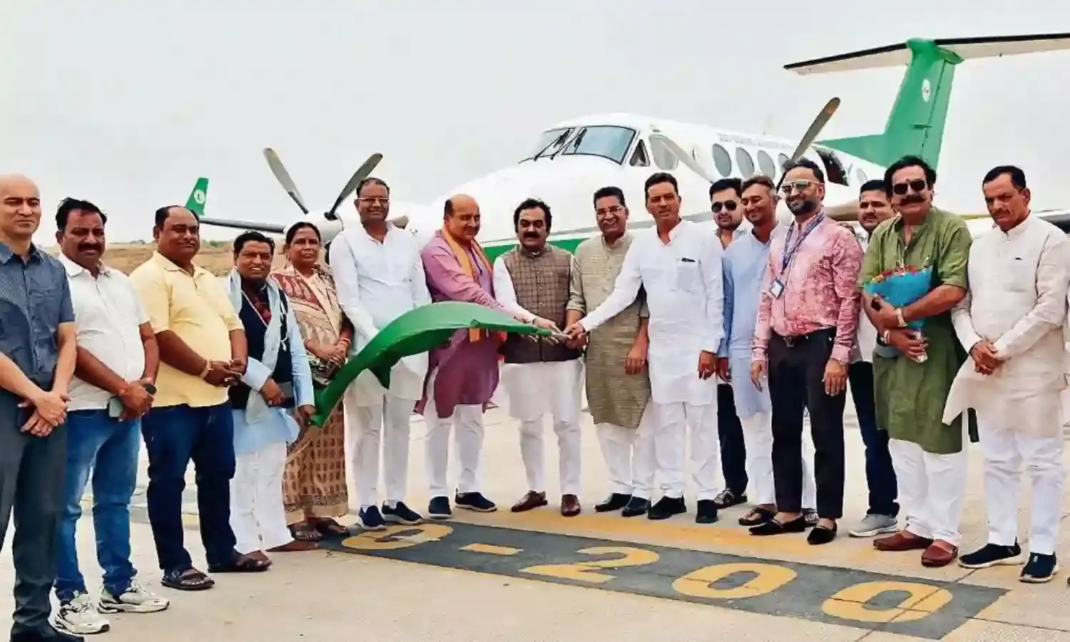 पहली उड़ान को दिया वॉटर सेल्यूट, 6 यात्री आए और 4 गए