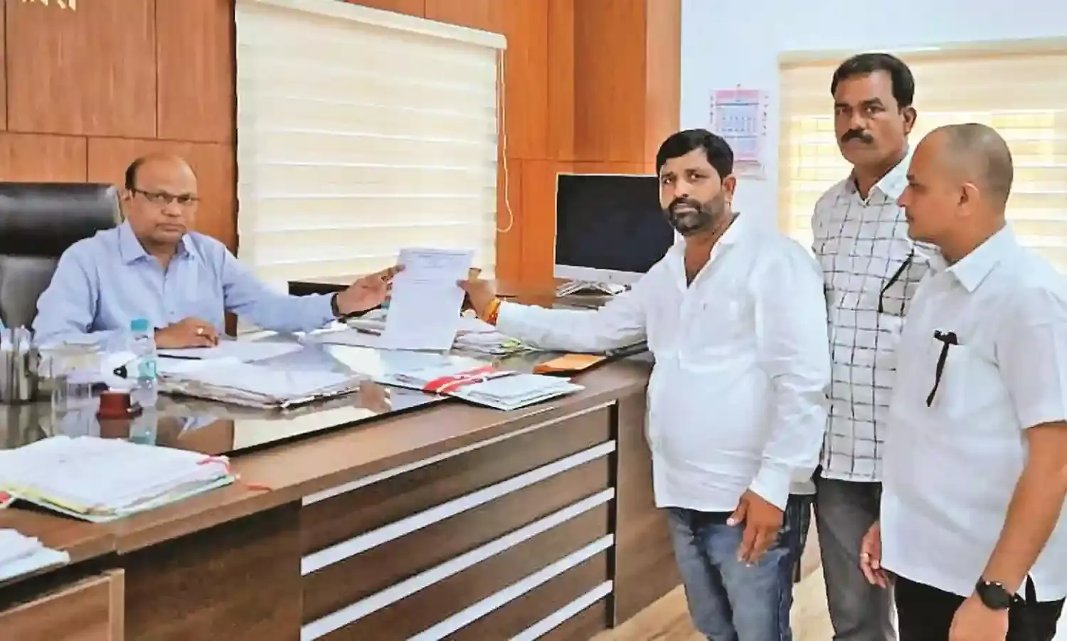 पोचमार्ग की चौड़ाई 30 मीटर करनी है, हो रही है 13 मीटर, राजमार्ग अधिकारी को ज्ञापन