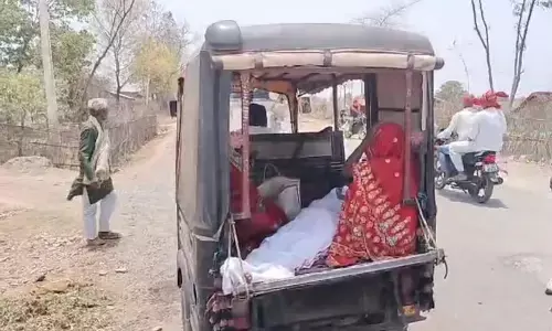महिला की लाश ले जाने के लिए 4 घंटे वाहन का इंतजार करता रहा आदिवासी परिवार महिला की लाश ले जाने के लिए 4 घंटे वाहन का इंतजार करता रहा आदिवासी परिवार
