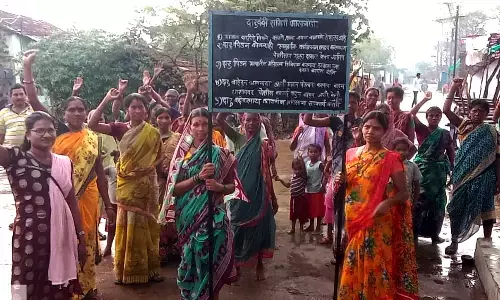 महिलाएं हुईं आक्रोशित , शराब पीकर गांव में घुसने वालों की खैर नहीं , वसूलेंगी जुर्माना महिलाएं हुईं आक्रोशित , शराब पीकर गांव में घुसने वालों की खैर नहीं , वसूलेंगी जुर्माना