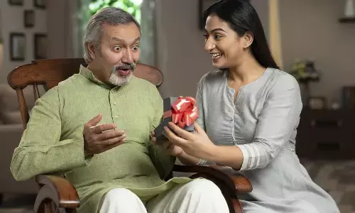 इस साल फादर्स डे पर अपने पापा को दें ये हेल्दी और उपयोगी गिफ्ट, ताकि उम्र के साथ रख सकें सेहत का खास ख्याल