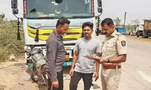 खड़े ट्रेलर से टकराई दोपहिया, चार वर्षीय मासूम समेत दो की हुई दर्दनाक मौत