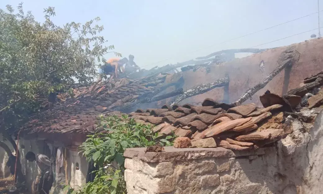 रिपोर्ट करने पिता थाने जा रहा था तो पुत्र ने घर में लगाई आग, सामान जलने से दस लाख रूपए से अधिक का नुकसान