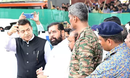 मिट्टी के ढेर में पिछले 17 दिनों से दबे राकेश के परिवार से मिले मुख्यमंत्री शिंदे